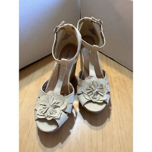 Madden Girl Wedge Heel 4" Ivory Color Peep Toe Flower‎ Size 9